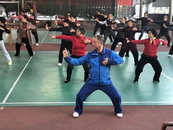 现在网上关于八段锦的争论一直没停。一部分人把它吹成万能神药，什么毛病练一练就能痊