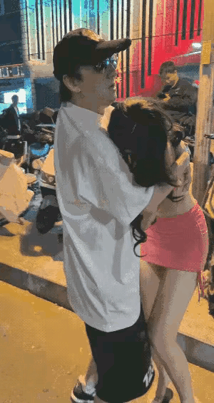 王思聪的这个模仿者，怎么没被正主起诉呢？这个模仿者太低俗了，全部用性感的女人来营