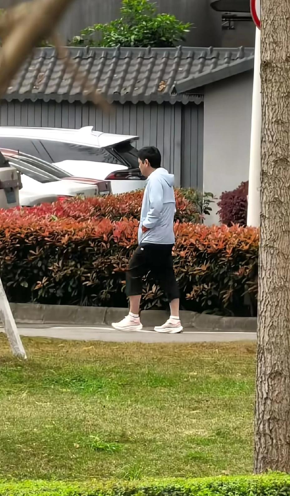 万能的网友说老太阳和小太阳一起批发7分裤，哈哈因为他们钟爱七分钟裤，方便舒服