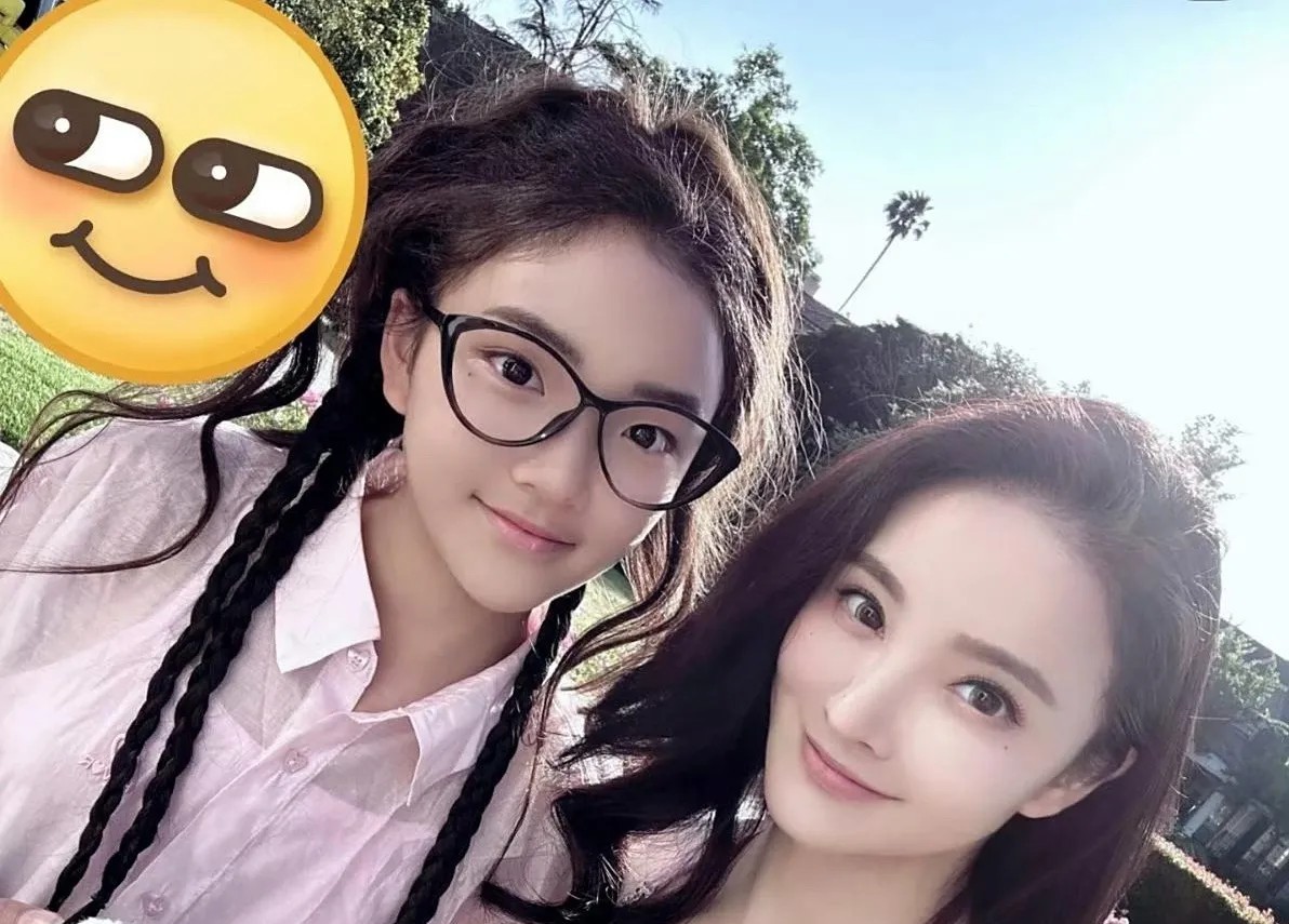 基因真的超级强大啊！近日，刘雨欣在社交平台晒出与13岁女儿的同框照片，视频中的母