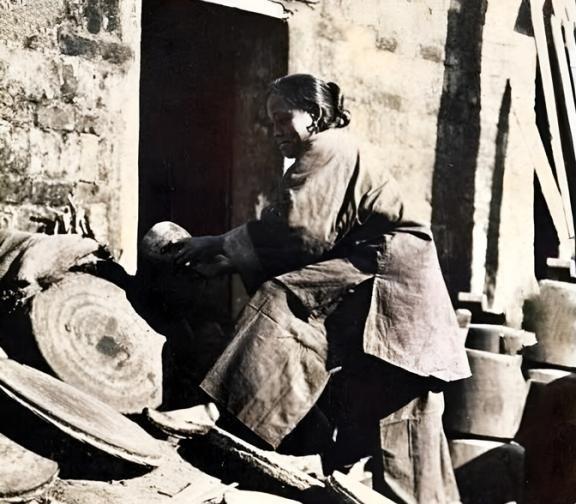 1902年，一位南方的家庭妇女将三个骷髅头晾晒在院子里。这事要是搁现在，怕是