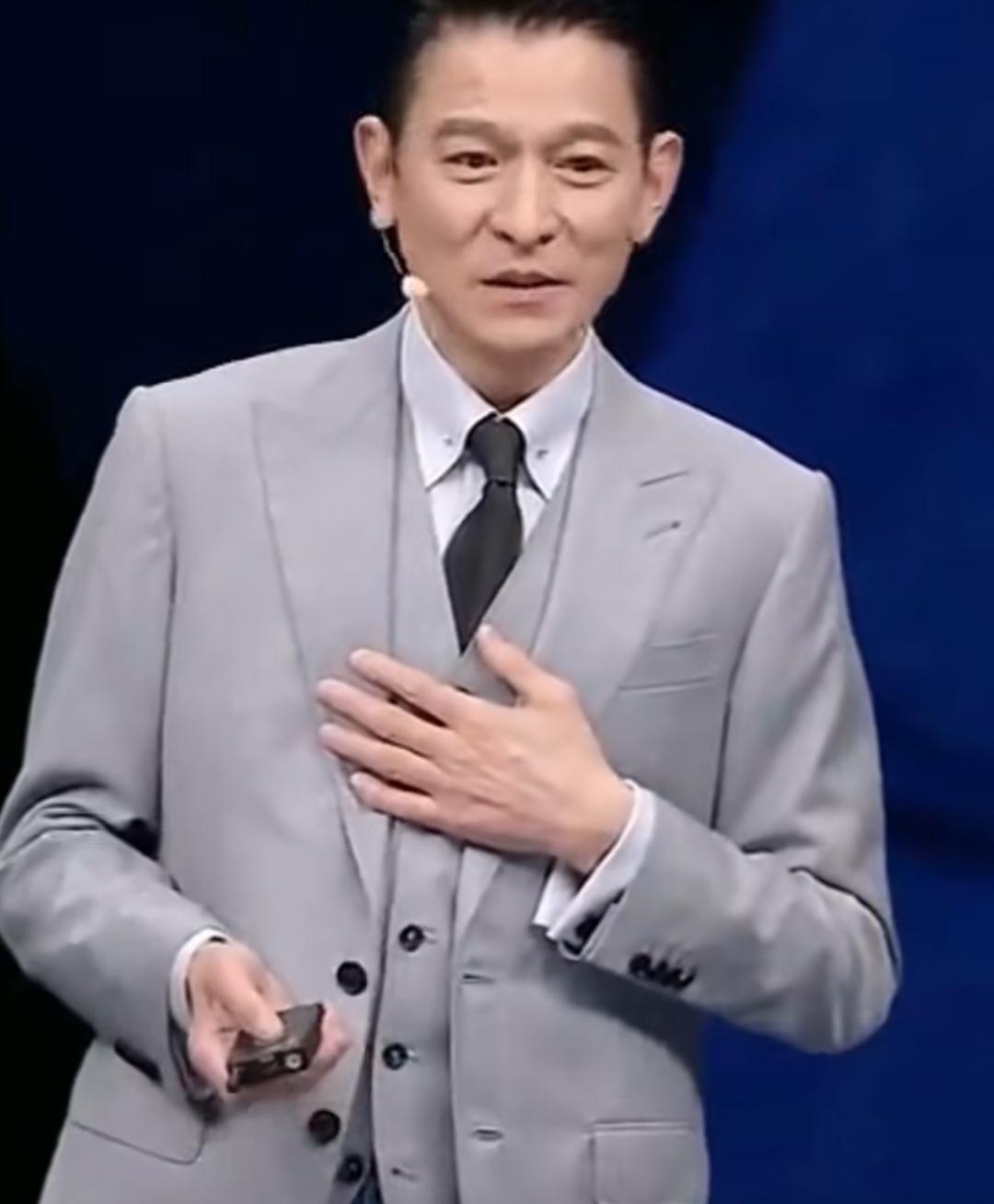 刘德华这波热度有点杀伤力不是他又拍新片了，而是他出现在了华为的发布会上，一身