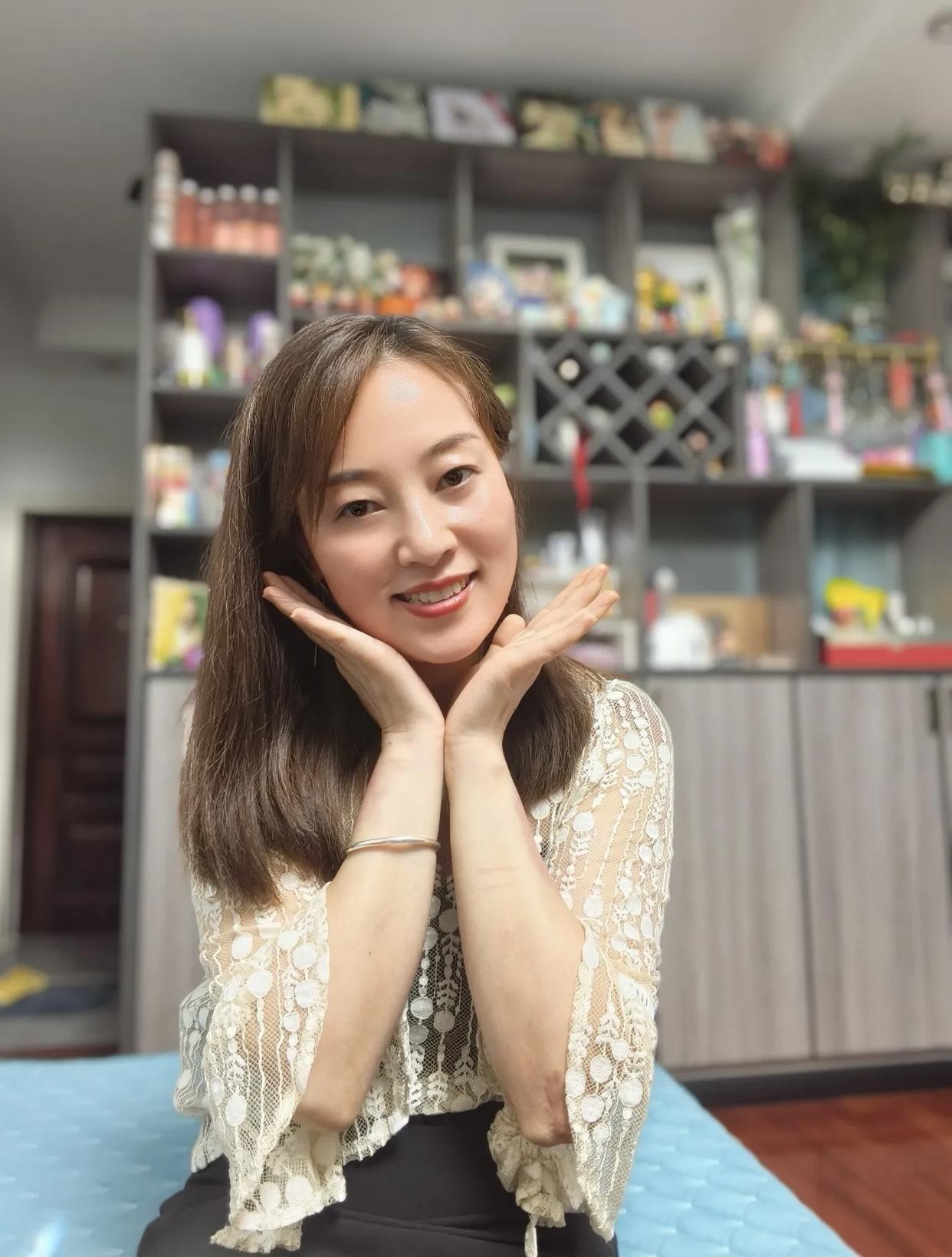 爱笑的女人魅力十足，你觉得呢笑起来眼睛弯弯的，特别有感染力，身边总围绕着很多朋友