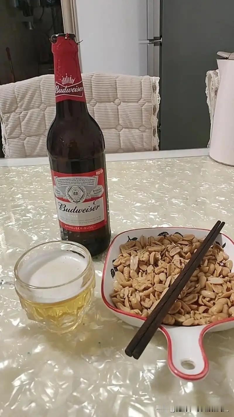 现在越来越多的人，都在断亲，断熟，断联系了。以前碰面热络打招呼的人，现在街头