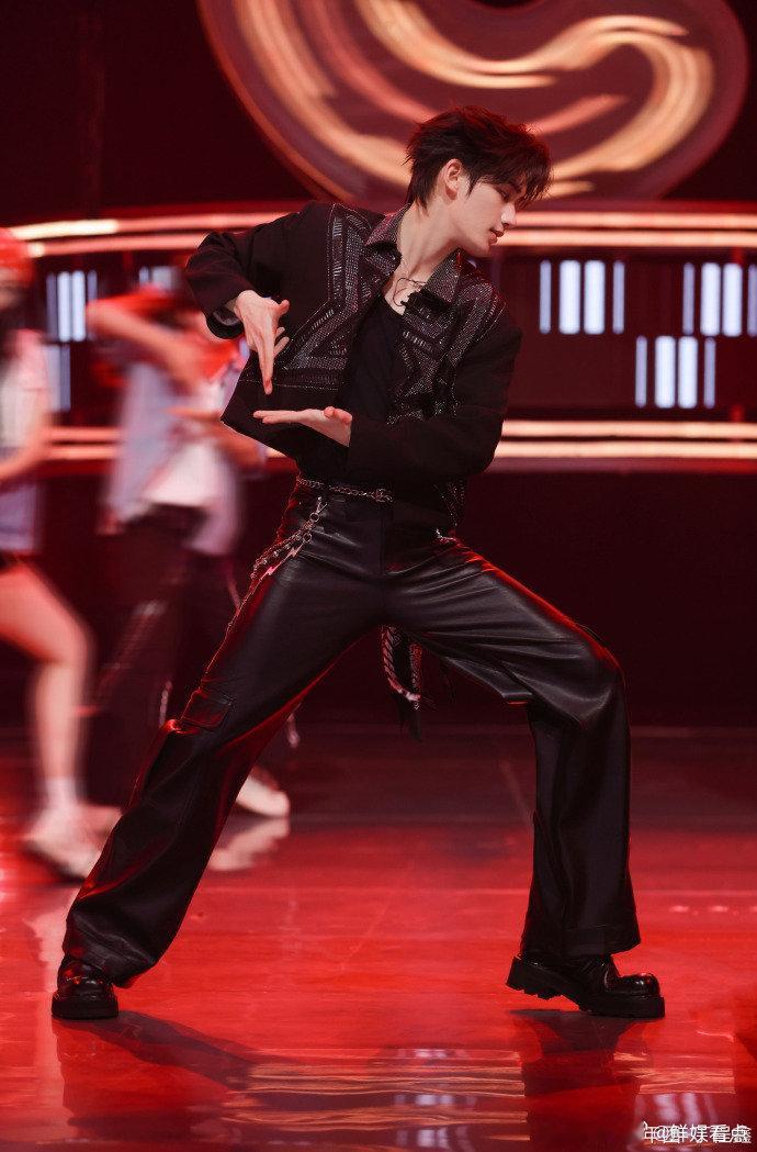 谁懂啊！檀健次丁程鑫一跳舞，全场目光都被吸走了！默契拉满，精准卡点，绝了！