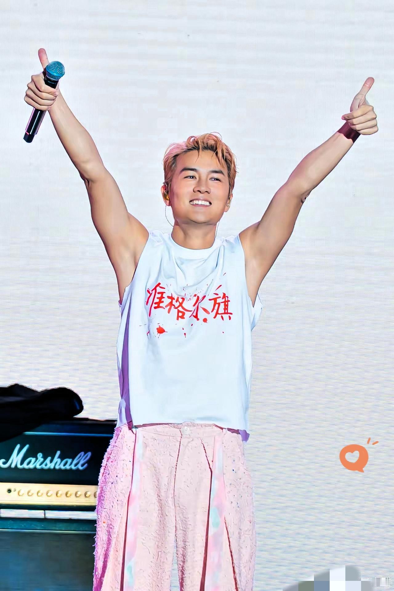 吴克群才是真的人间清醒！当年何超莲二十出头倒追他，又是买VIP票看演唱会，又是改