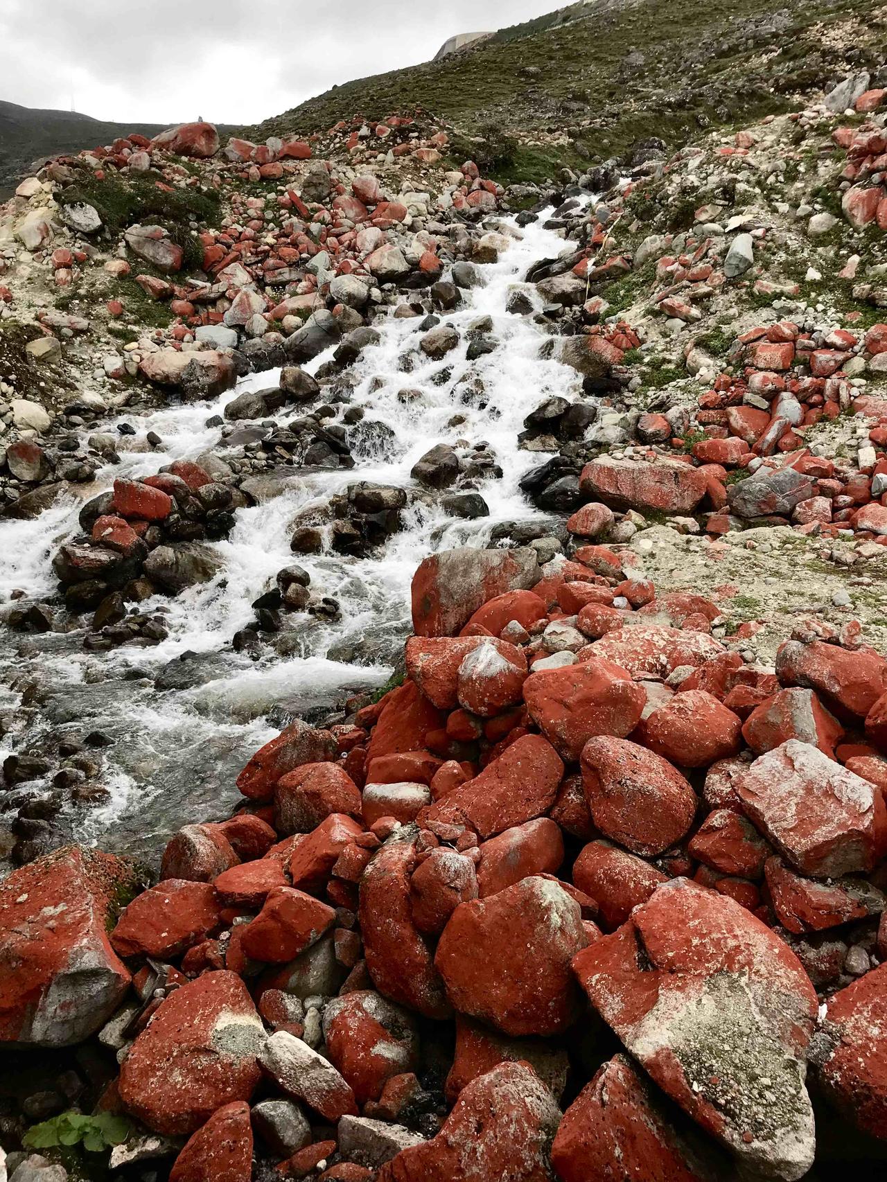 沿途经过了榆磨路，最高海拔近4000米，看到了红石滩。红石滩的红色，是一种特