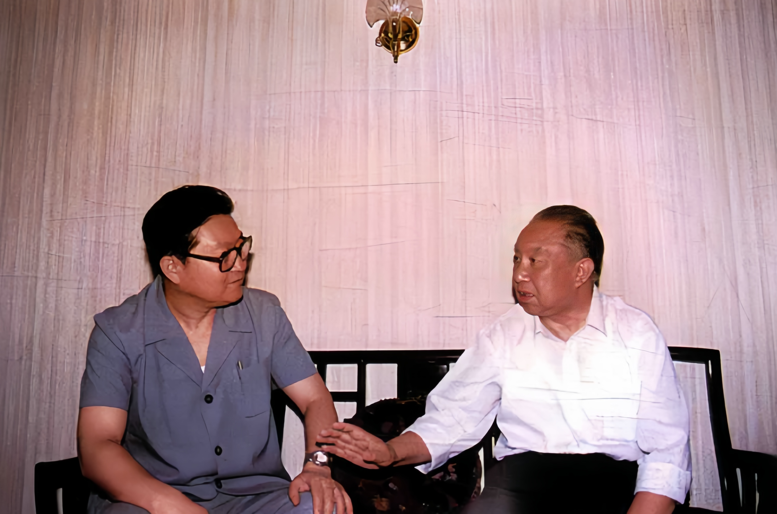 1994年8月1日老照片，右边是华国锋同志，他当时73岁高龄，在洛阳友谊宾馆罕见
