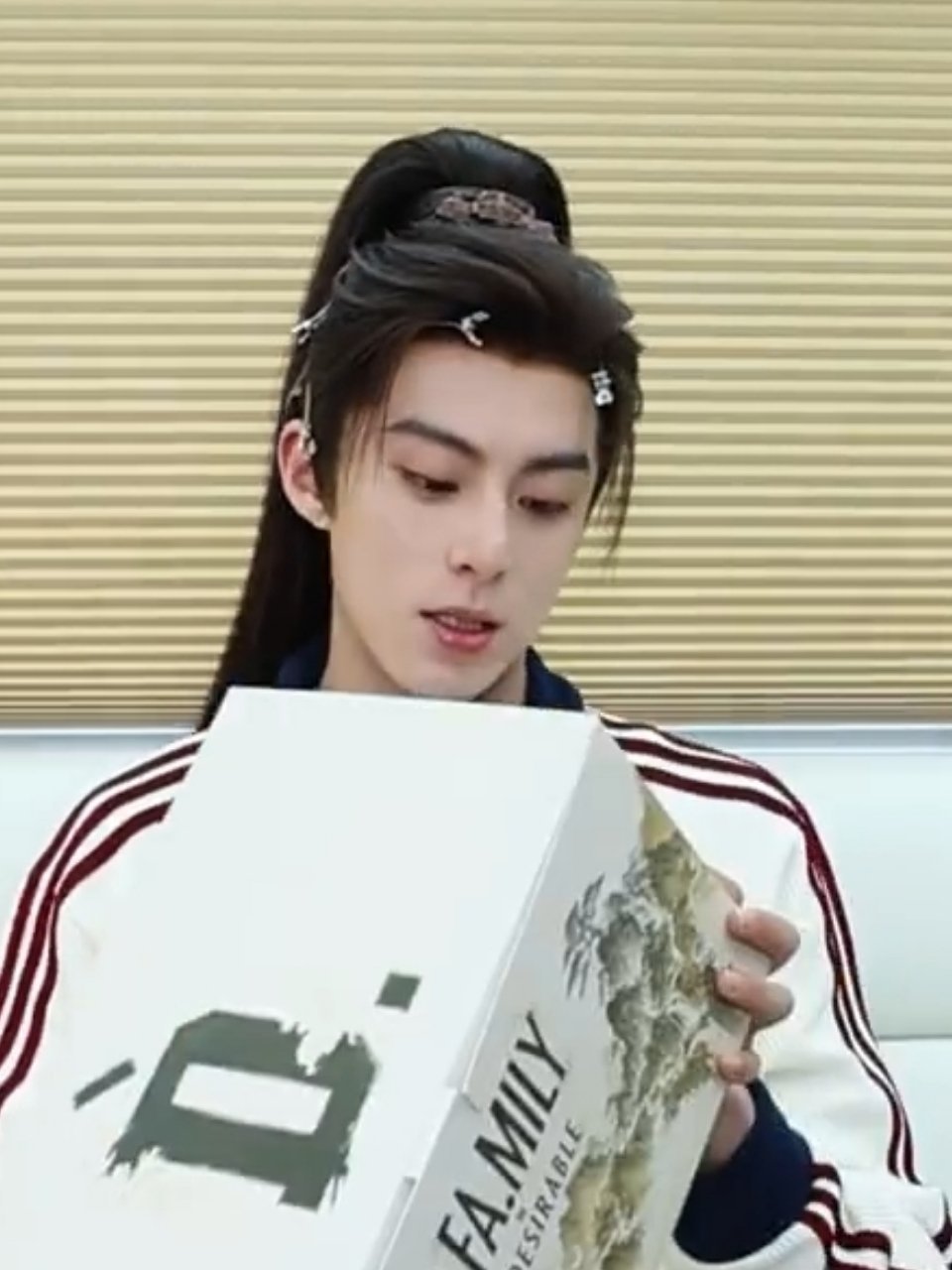 王鹤棣王鹤棣拆个盲盒，美出天际了！