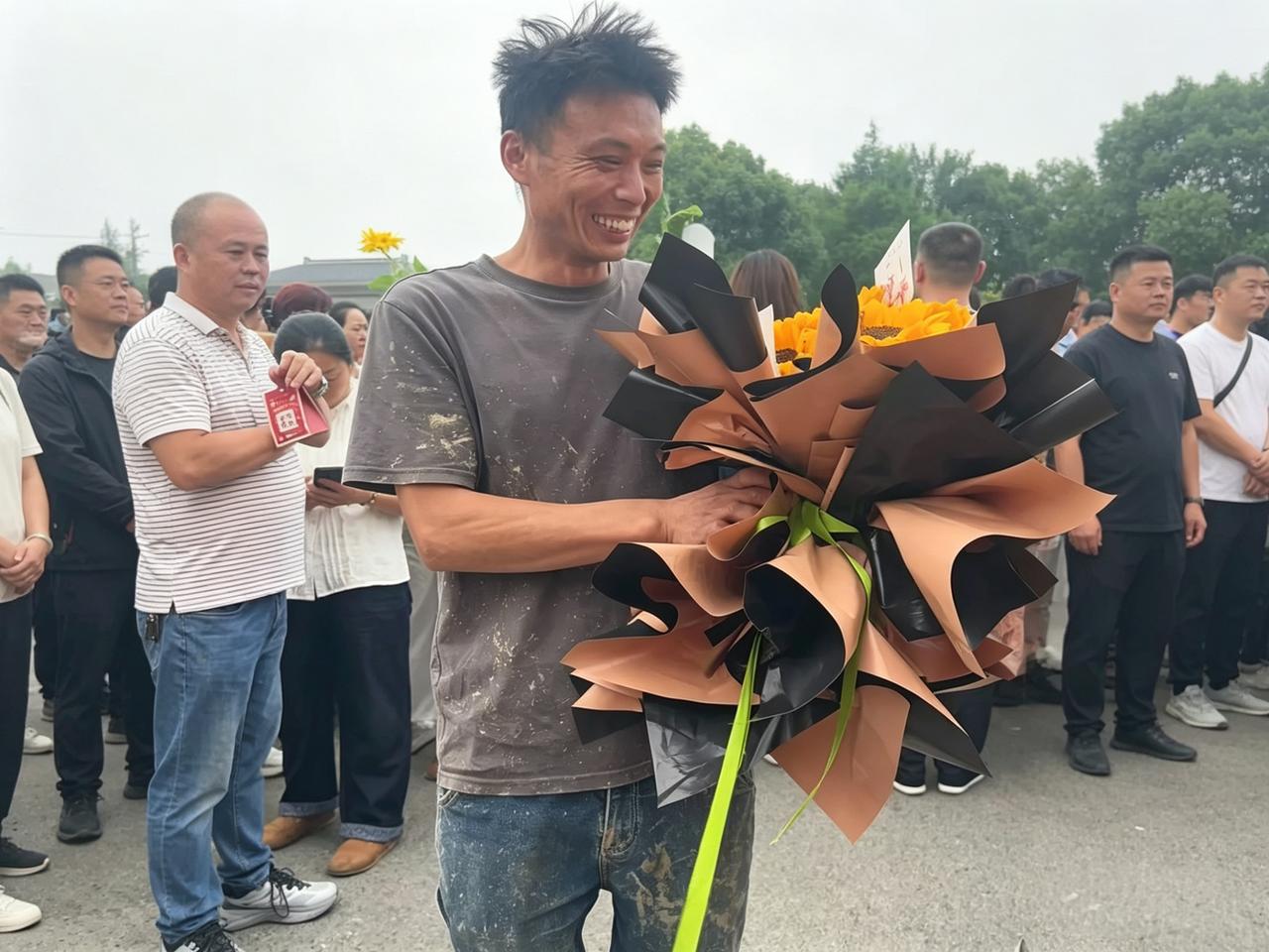 我敢说今年高考中，所有父母都比不上这位父亲。你别看他满身泥水，手里只捧着一束