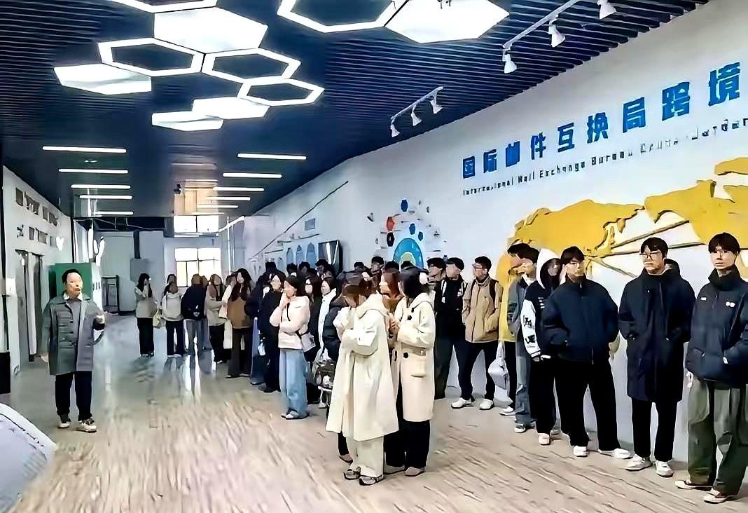 终于有大学生敢提出质疑了。学校收着上万的学费和住宿费，转手就把人打包送进电子