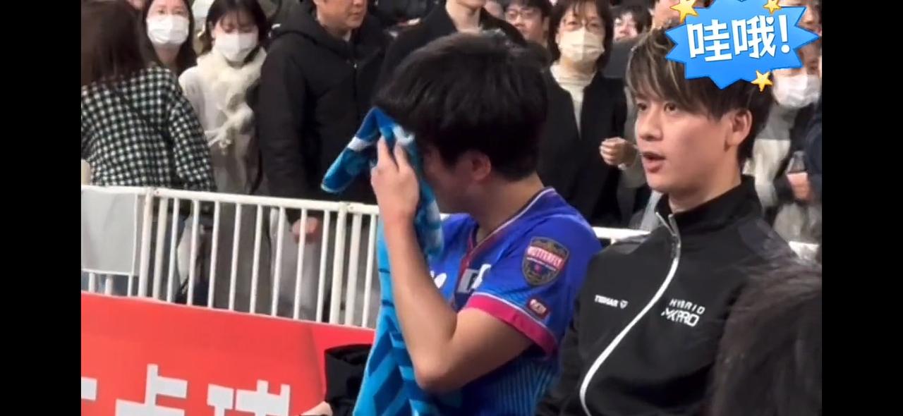 张本智和输松岛：有谁看到他又哭了！比赛结束时，他有点呆了，拿起毛巾装作擦汗，