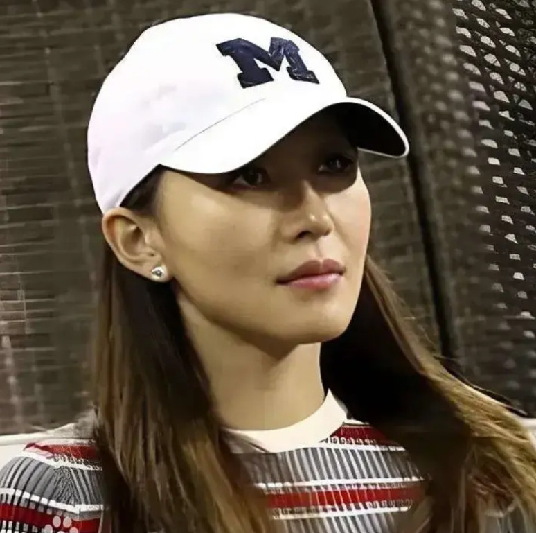 第二个邓文迪？朱乔琳是甲骨文公司创始人埃里森的妻子。朱乔琳是90后，埃里森是4