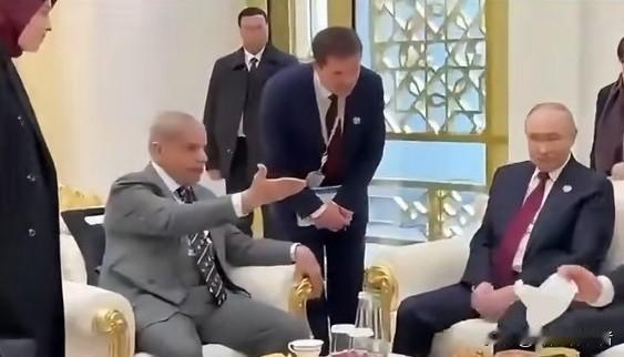 巴基斯坦总理谢里夫求见普京，苦等40分钟后动怒强行闯入会场。其实谢里夫找普京