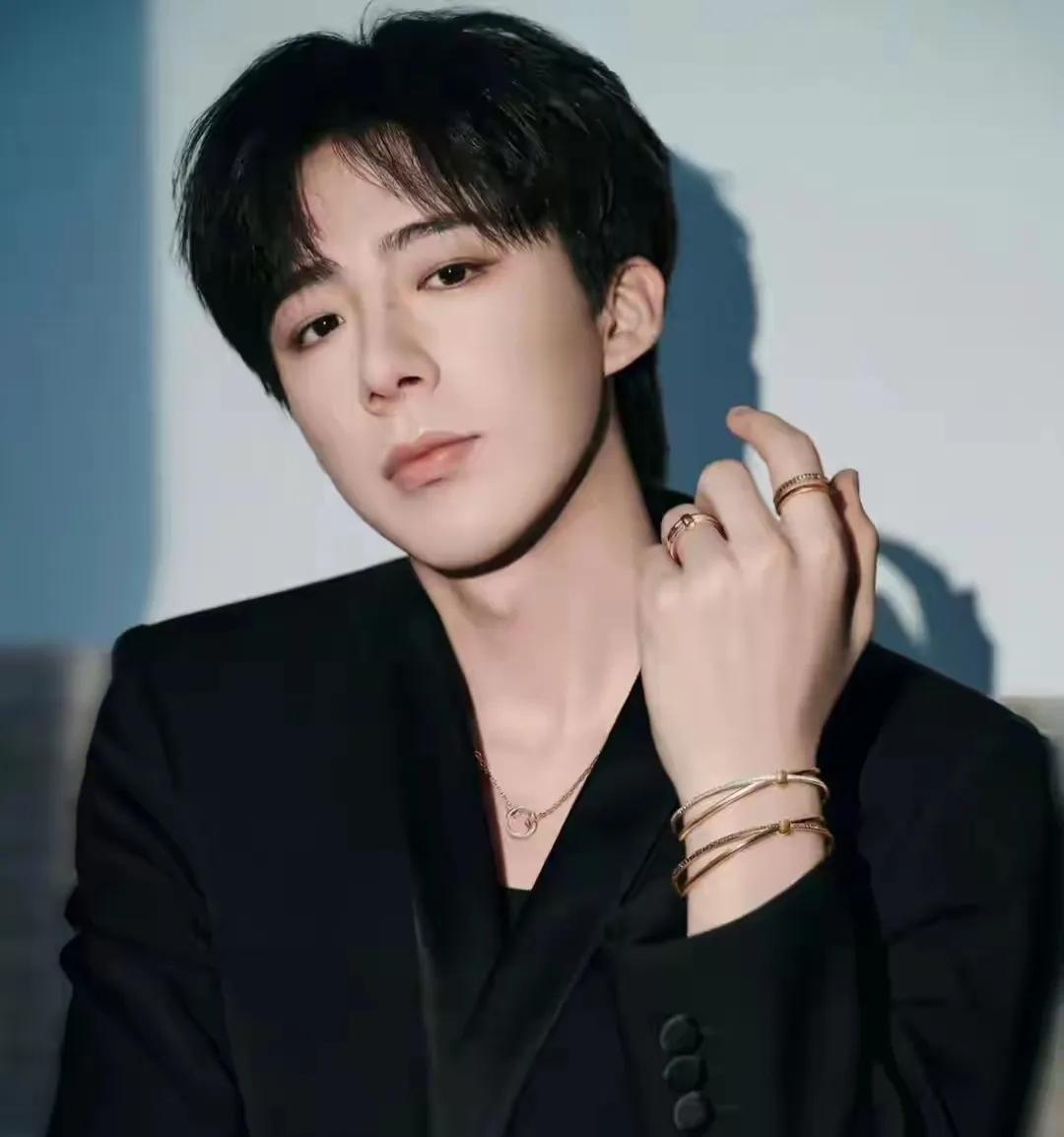 刘宇宁在直播间说:“我妈妈打零工省吃俭用，连养老保险都交不起，如今我有能力了，我