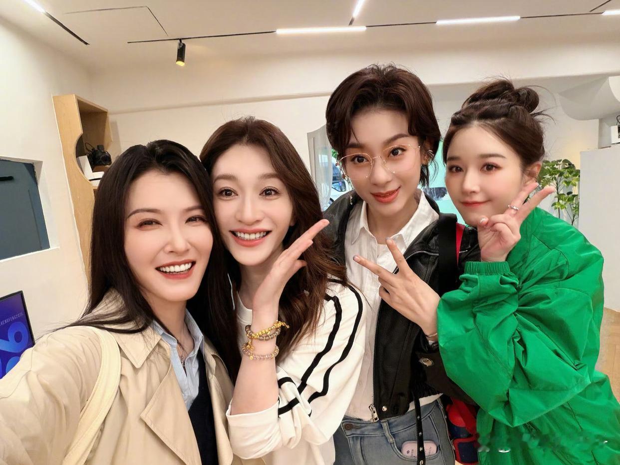 1.肖战工作室的福利待遇在圈里算是比较好的，工资待遇比较高，而且还有双休，可以调