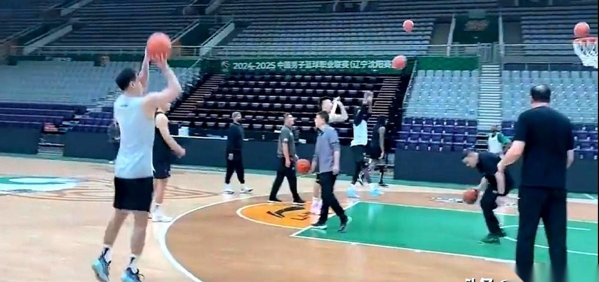 杨鸣这老狐狸，真是把所有人都给玩儿了。前脚还一脸凝重地说继伟伤得不轻，搞不好赛