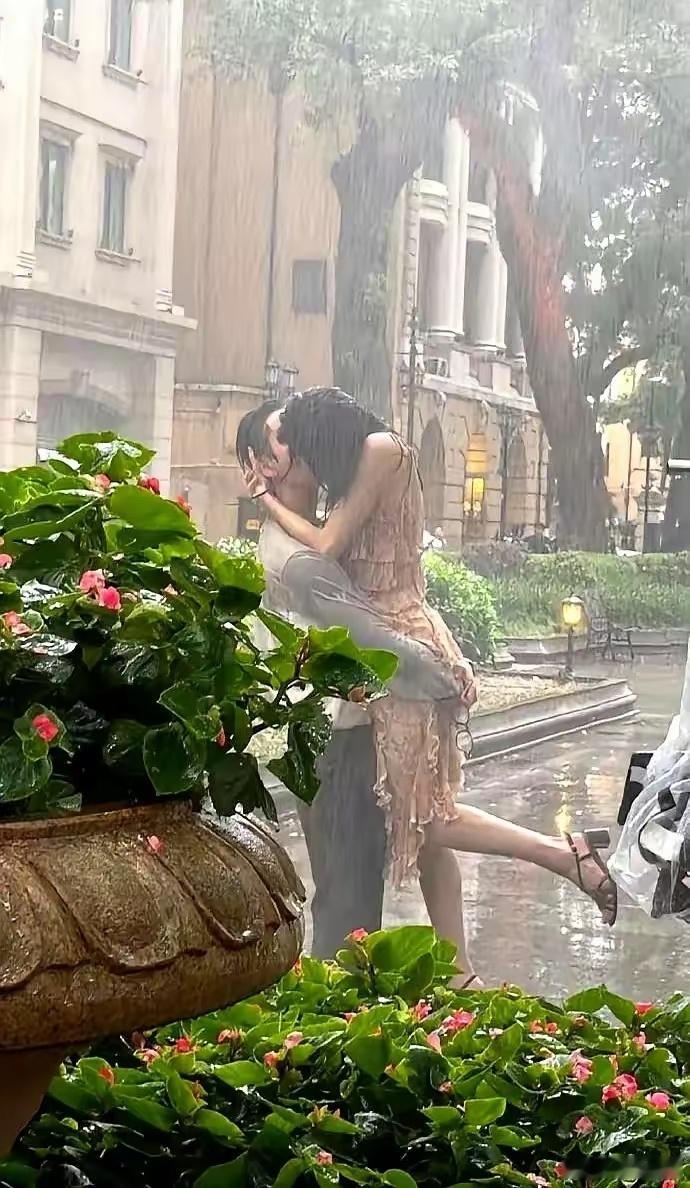 陈伟霆和钟楚曦一段雨中拥吻戏，钟楚曦为什么要翘一条腿？