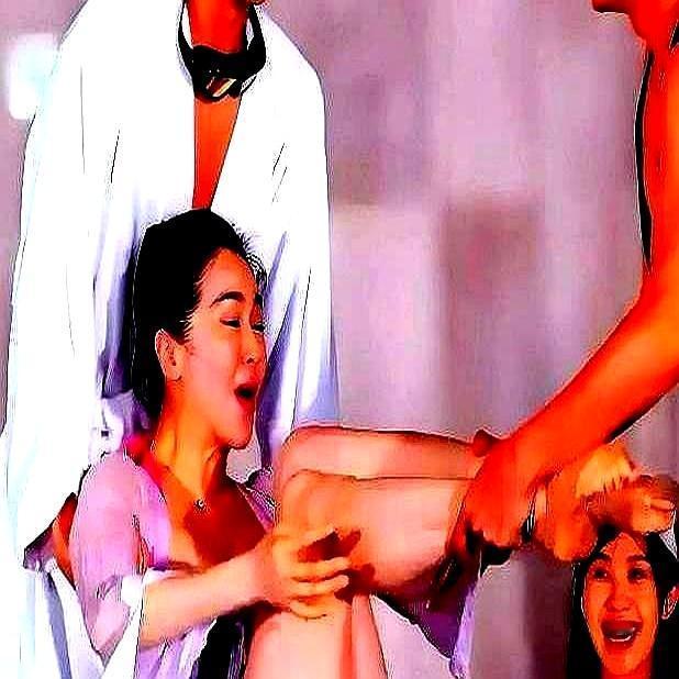 2007年，一张深夜照把舒畅从一线小花直接摔成横店群演。三年零戏拍，她没哭没闹，