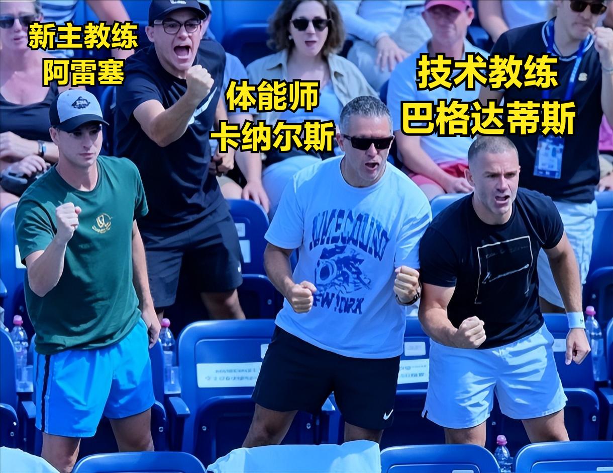 郑钦文的身后男团，3个男人在现场，这一张加油pose姿势，太喜感太帅太酷了，新主