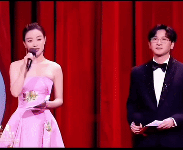 感受下倪妮直呼“朱一龙”时脸上那小傲娇的神情，如果还get不到其中的甜蜜的话，再