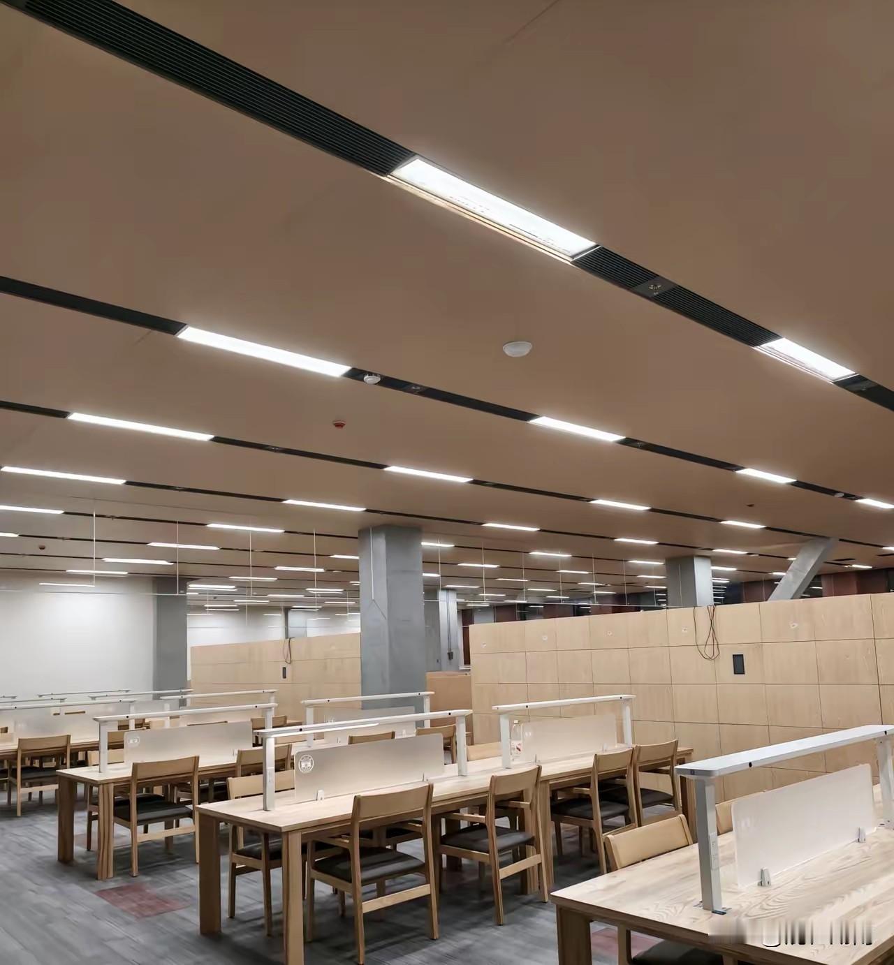 表弟考上湖南大学，他却说新校区是“荒野求生”！今年表弟考上湖南大学，我陪他一起