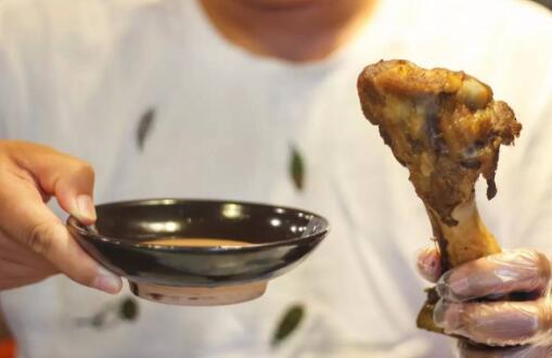 喝酒时万万别吃这些食物, 不仅伤身还会诱发疾病!