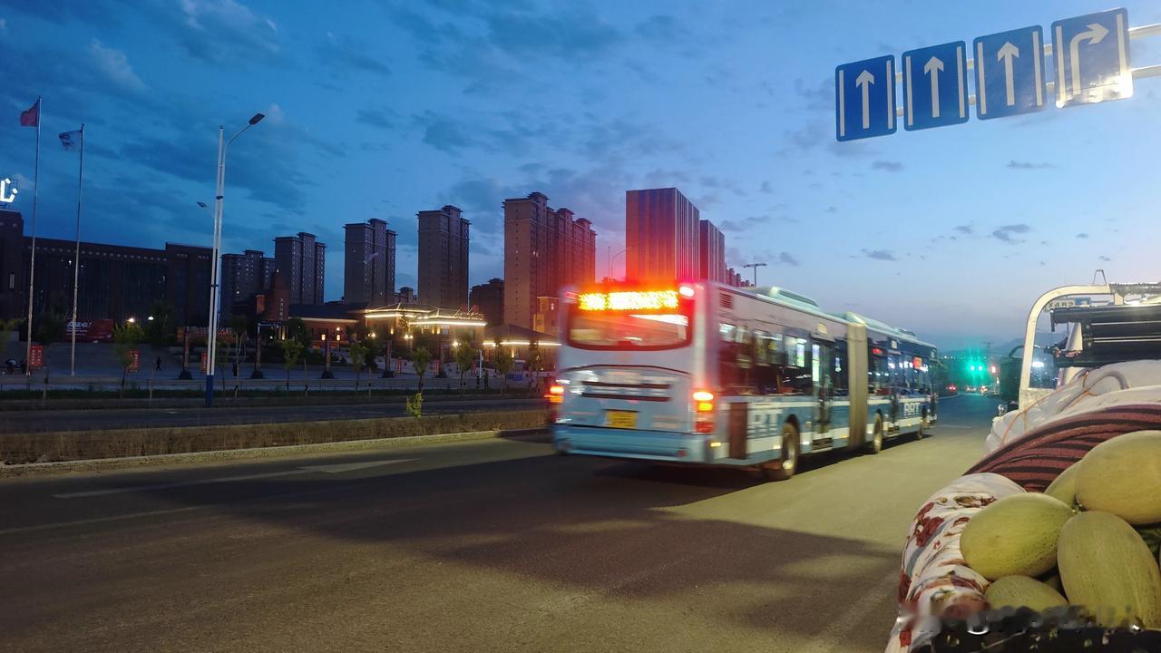 BRT8号线高峰期车距3分钟，为什么还是挤？官方回复来了有市民在12