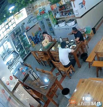 太邪乎了吧！餐厅内，一名男子只是用手指了下，万万没有想到，一旁的柜子突然塌了……