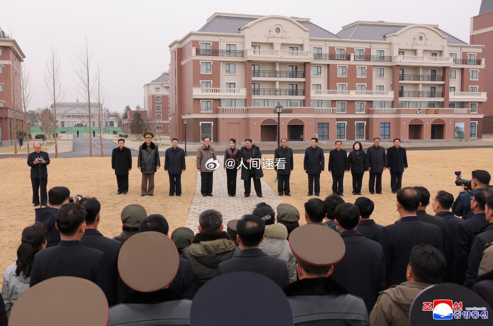 金正恩和女儿植树金正恩和女儿在植树节到来之际亲临新星大街栽树