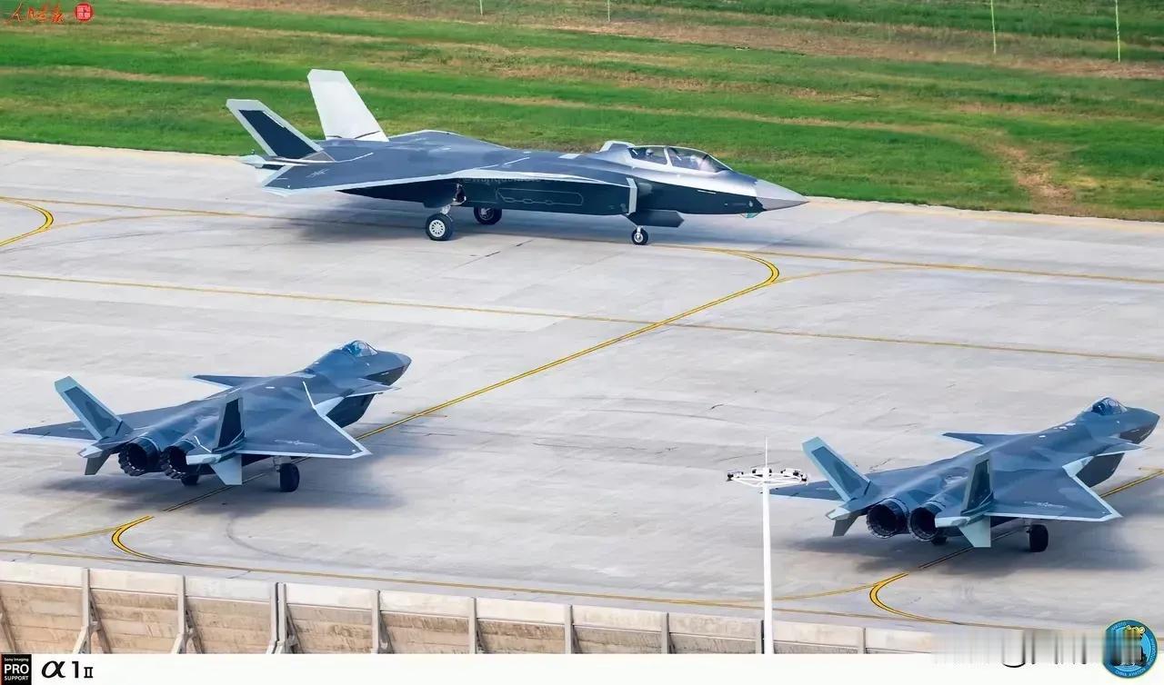 蓝星目前最强的歼20三种型号——歼20、歼20S、歼20A，个个实力非凡。歼20