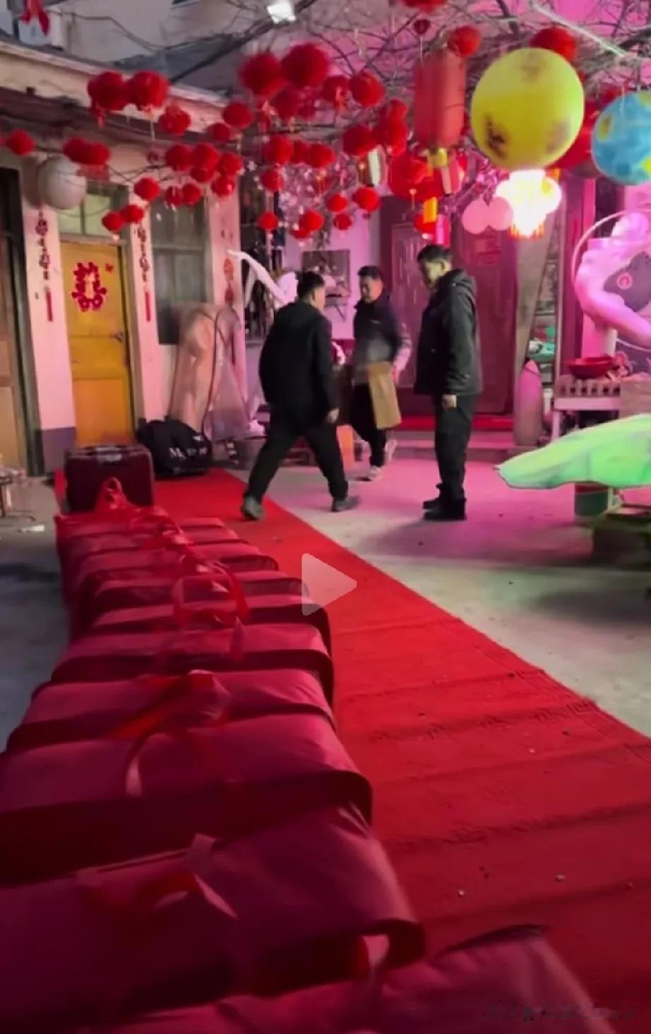 看了大衣哥给爱女准备的陪嫁，也是用心了。有人说大衣哥给女儿准备了500个，其实没