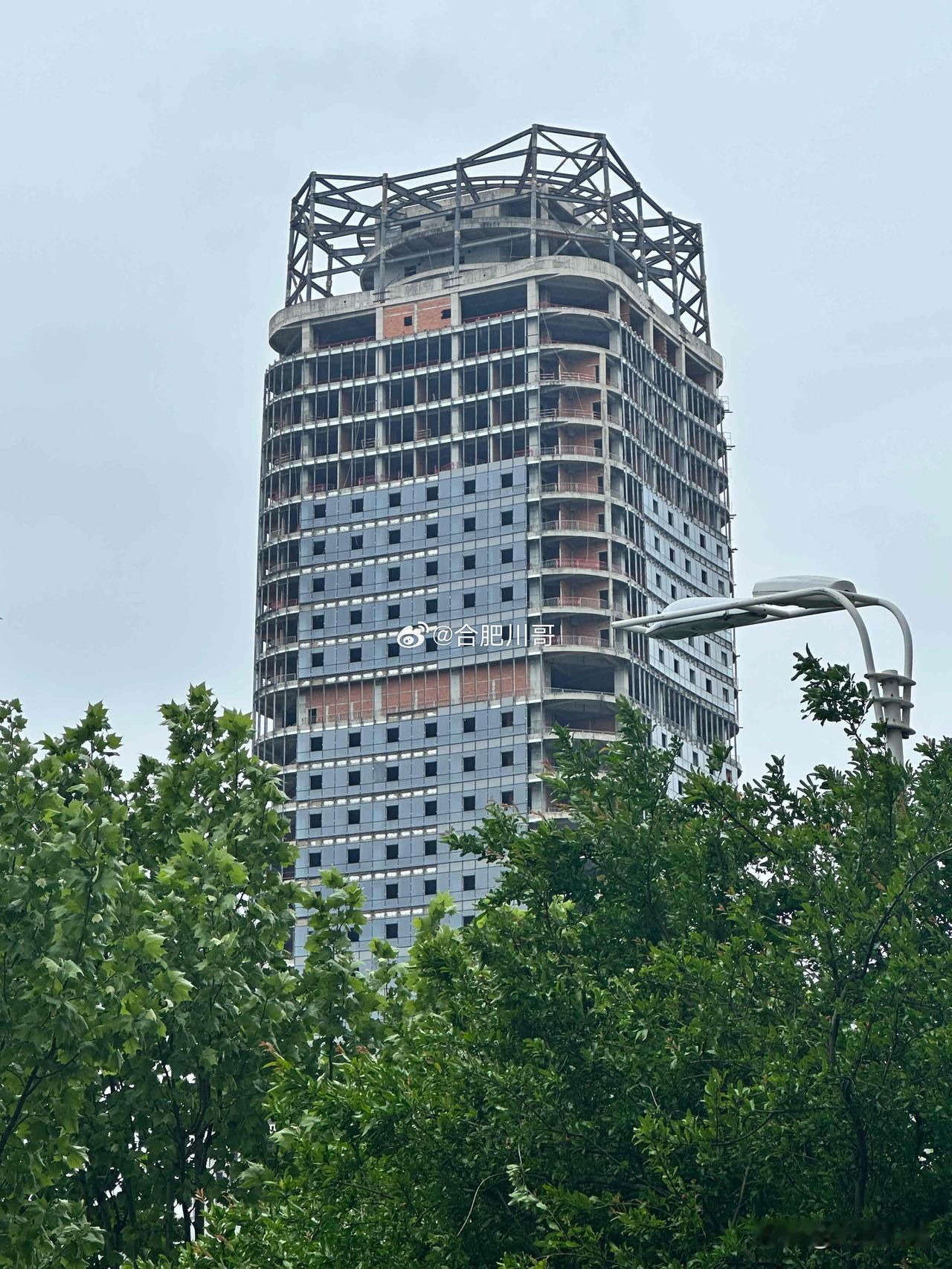 恒大水晶国际广场，路过随手拍一下。这项目有些年头了，多好的商办位置，可惜至今没