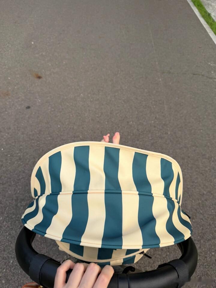 何穗带娃，何穗晒儿子小脚丫，白嫩嫩小jiojio好可爱！何穗带娃出门路透超养眼！