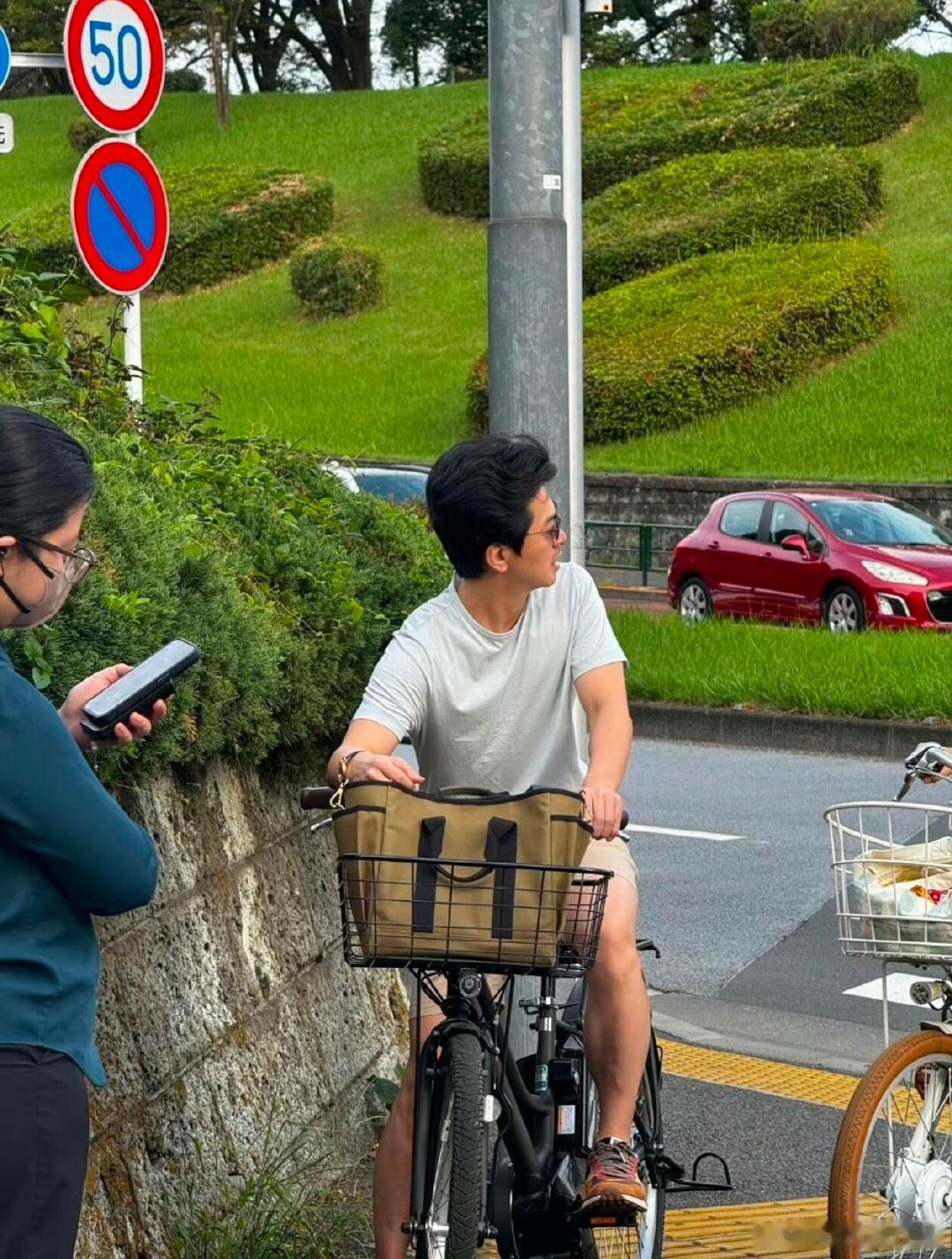 偶遇李健与妻子东京度假网友在日本东京偶遇李健夫妇，李健果然是娱乐圈清流。日本东京