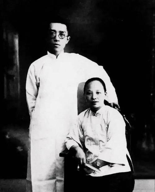 蒋介石在1946年，任命胡适当了北大校长。到了1948年，老蒋战事不利，北京被围