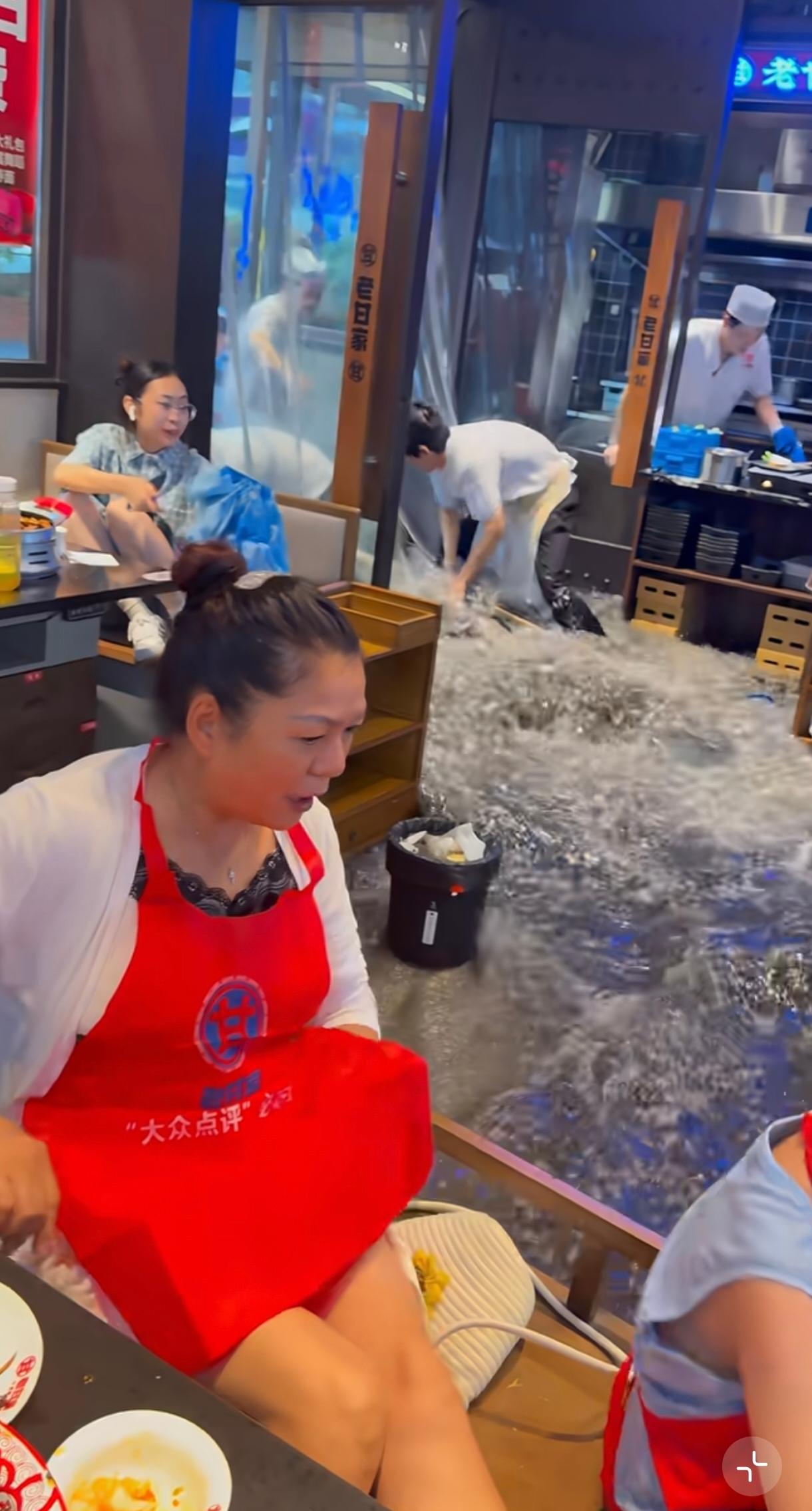 吃饭途中突然就涨水了吗？那个黑色垃圾桶也太稳了，稳丝不动，比沙袋都厉害。漂流，免