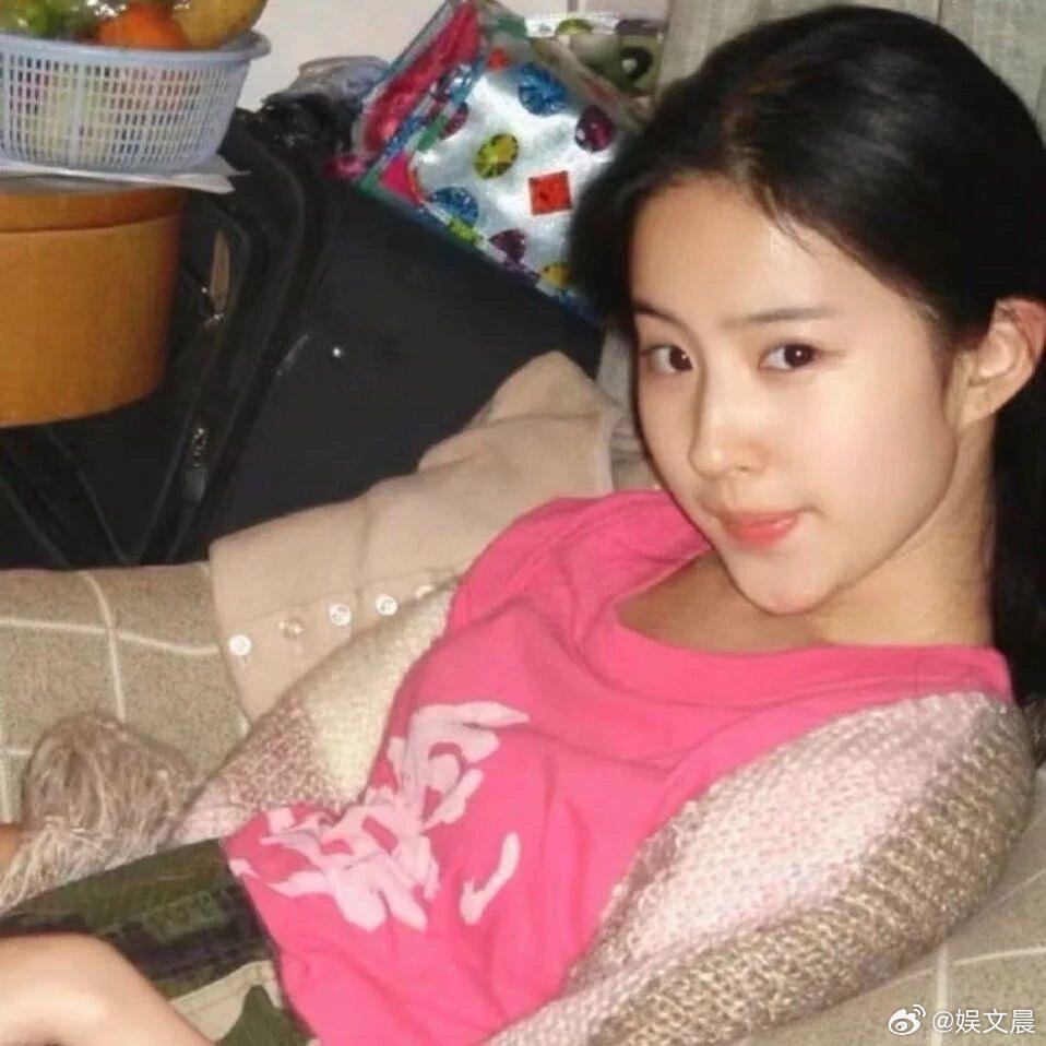 刘亦菲少女时期的老照片，甜美又清纯，满满都是天真无邪的气息。​​​