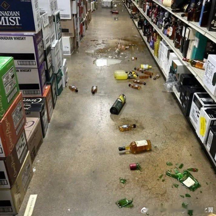 弗吉尼亚州阿什兰市，一只浣熊闯入一家酒类商店，然后醉倒在洗手间里。