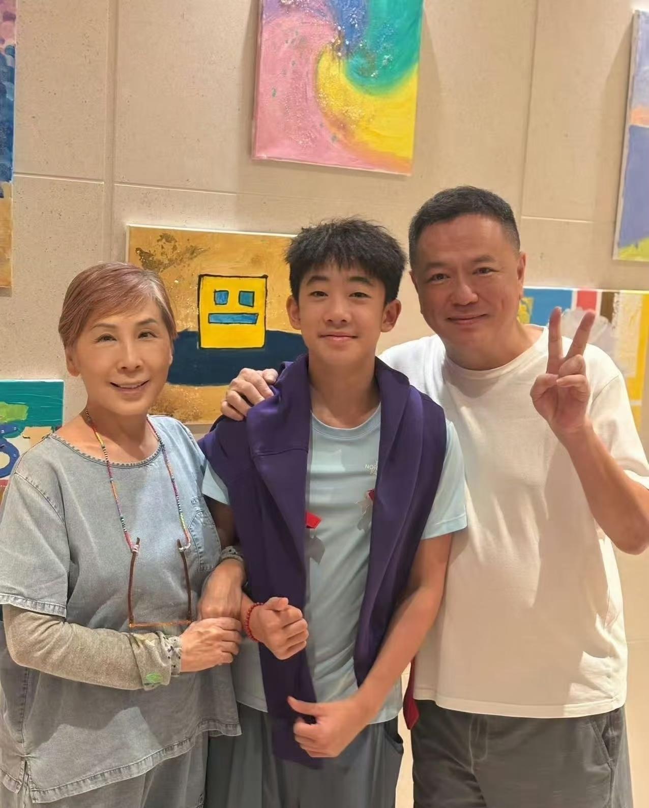 陈小春应采儿的儿子Jasper马上要去英国读书了，从小带大他的外公外婆这段时间连