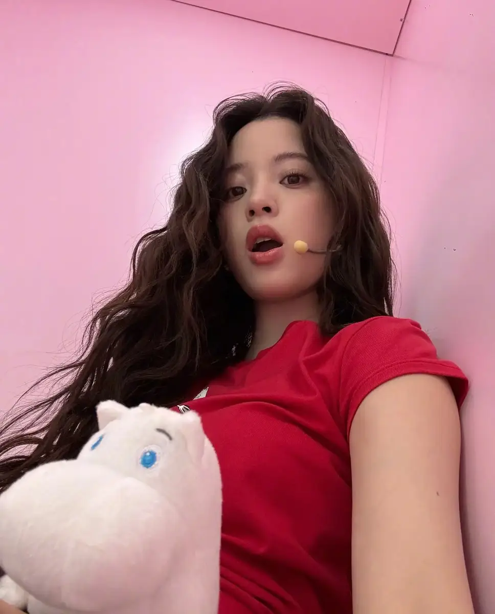 欧阳娜娜穿红T配迷彩裤青春靓丽露腰穿搭鬼马气质尽显