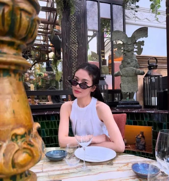 宋慧乔长发回归，美出新高度谁能不为宋慧乔的美貌折服？最近，她长发造型惊艳回归，