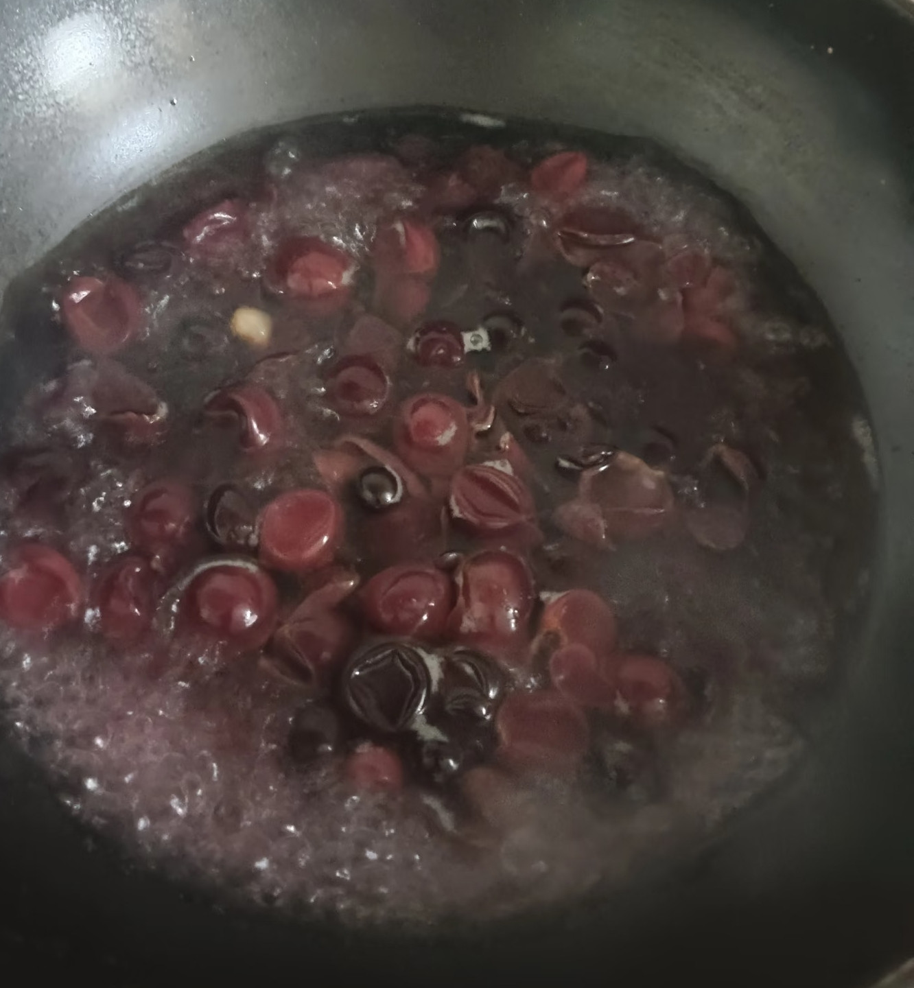 广西，一位妈妈怕葡萄有虫卵，光清水冲洗觉得不保险，先用盐水泡了一遍，还是不放心，干脆直接把所有葡萄下