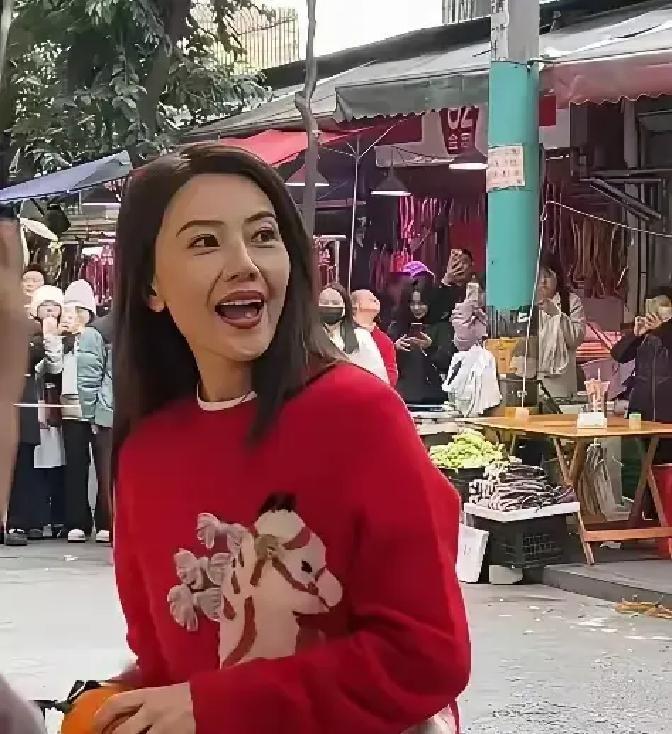 高圆圆在玉林菜市场买菜被拍，路透生图直接冲热搜。浅色羽绒服毛线帽，蹲着挑菜跟摊