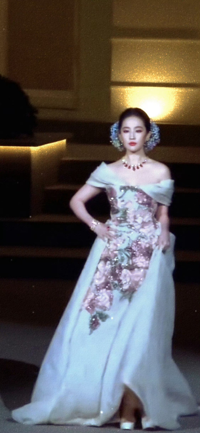 穿越千年也能共鸣的美貌，古代王妃，民国大小姐，现代女明星，这些好像都不违和​​