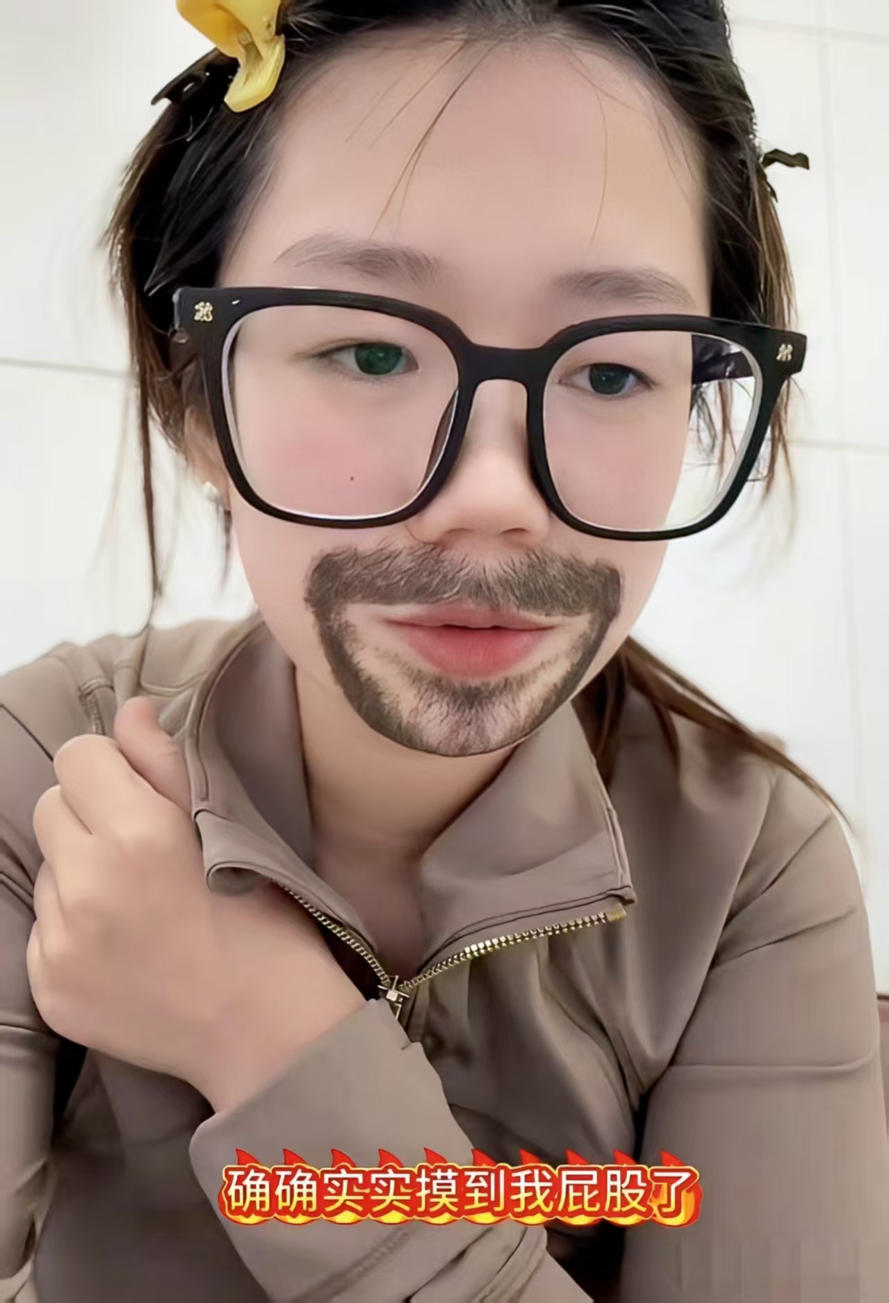 同为女性，我承认无法理解小仙女的想法：不是个男的就想要占你便宜的。“4岁男童摸屁股”，他才4岁，真的