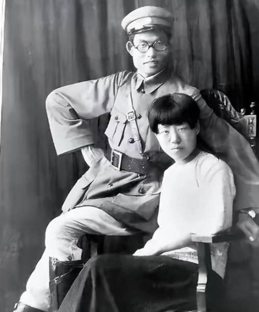 1940年，延安，朱仲芷主动跟丈夫萧劲光离了婚。那一年她已经是六个孩子的娃，和萧