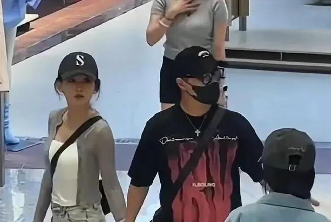 汪峰和女友牵手逛商场，35岁森林北身材真好，打扮朴素好像大学生
