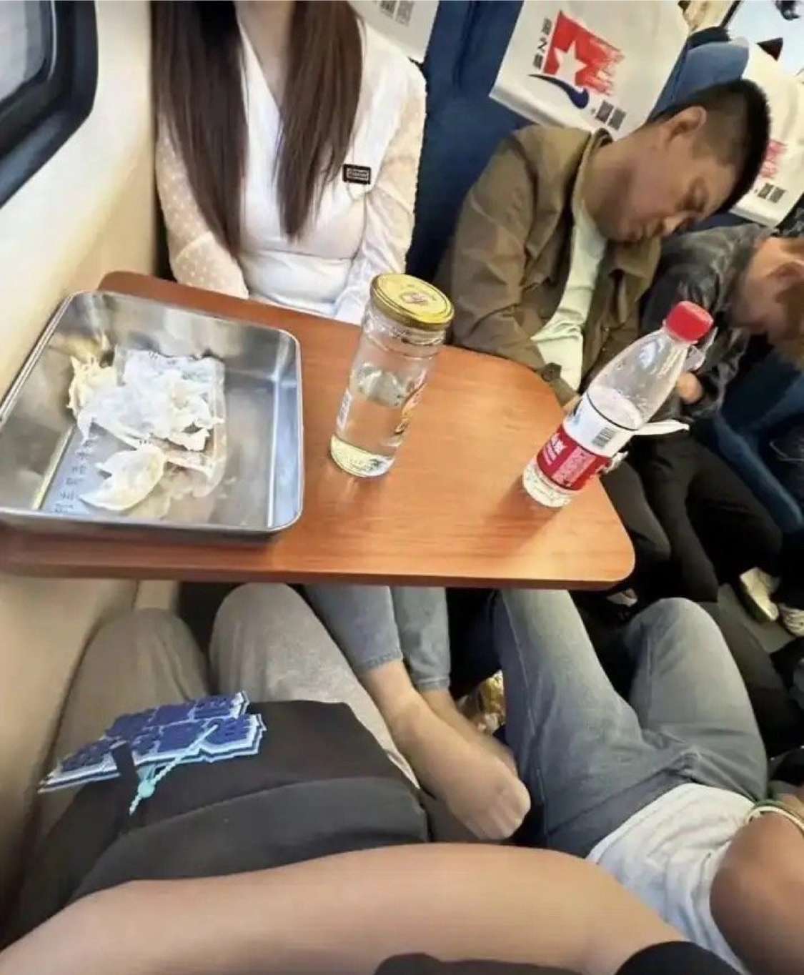 火车上有几个是真睡的？反正我看睡不着