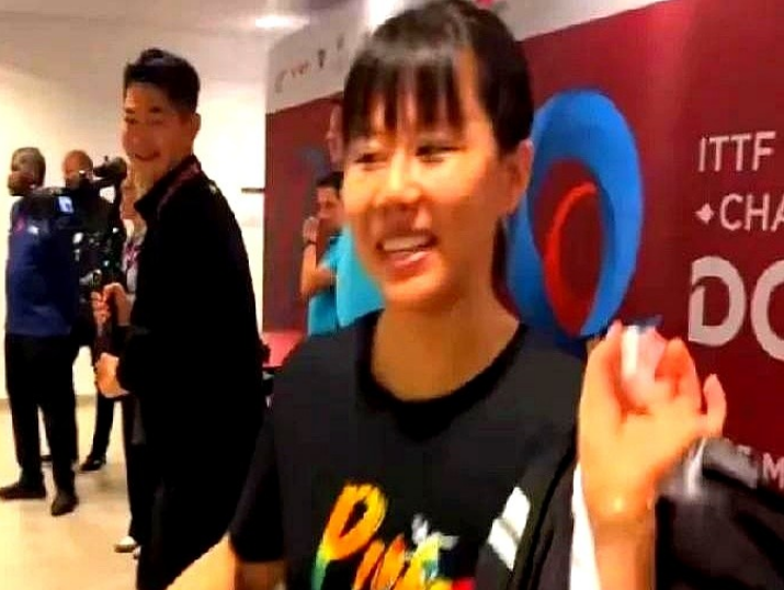 国际奥委会主席巴赫受邀访问世锦赛场馆，巴赫跟陈幸同单独聊天，还送给了同同一枚PI